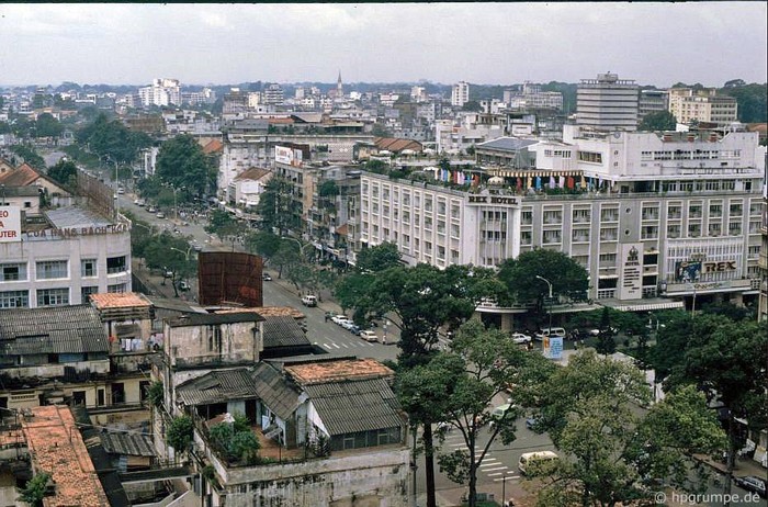 Trung tâm Sài Gòn, 1991. Khách sạn Rex (trái).